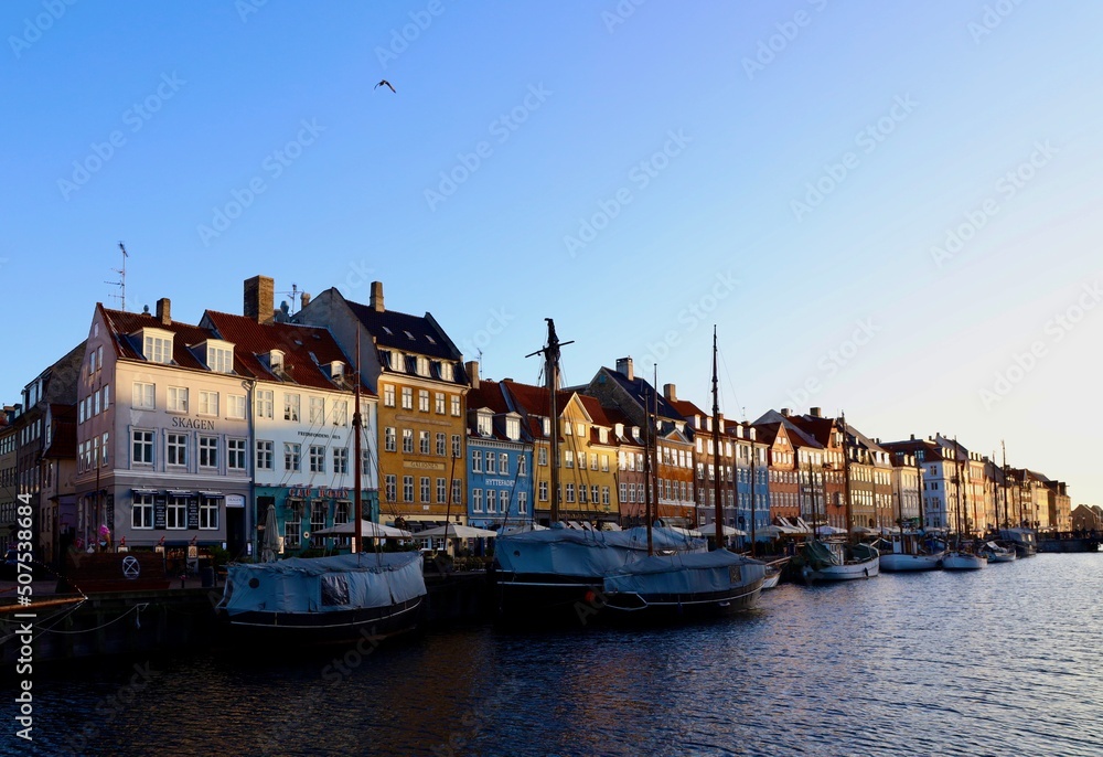 Fototapeta premium canal with colorful houses in Copenhagen Denmark