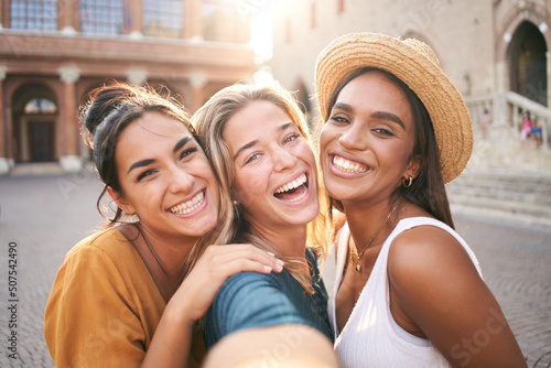 Canvas Print Three young smiling hipster women in summer clothes
