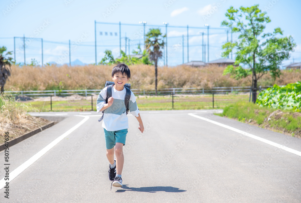 走って学校に登校する小学生の男の子 Stock Photo | Adobe Stock