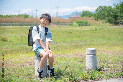 学校帰りに公園に寄る日本人の小学生の男の子 photo