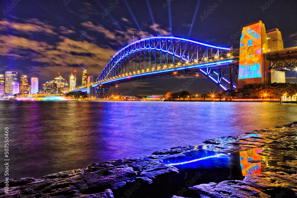 Fototapeta premium Syd Vivid22 Br Kir Refl Beams