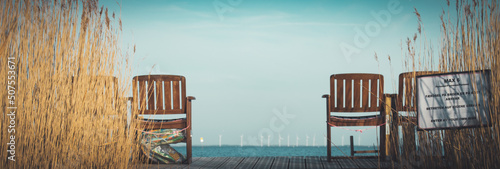 Leere Stühle am Meer