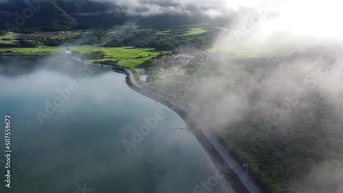 【空撮】石垣島 名蔵湾 雲の中から