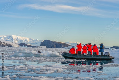 Antarktis Touristen beobachten vom Zodiac aus ganz nah einen Seeleopard (Hydrurga leptonyx) auf einer Eisscholle in der Cierva Cove