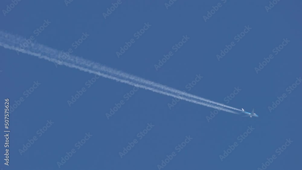 Airplane in the blue sky - (4K) Airplane in the blue sky - (4K)