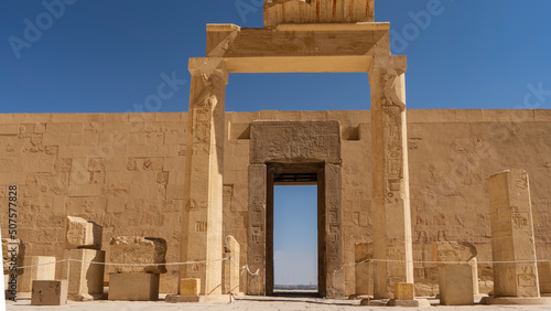 Fotografia The wall of the ancient temple of the queen - Pharaoh Hatshepsut in Luxor