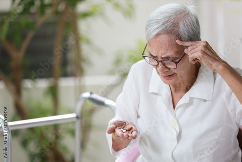 Canvastavla Asian senior patient with Alzheimer's disease or dementia,look at the pills caps