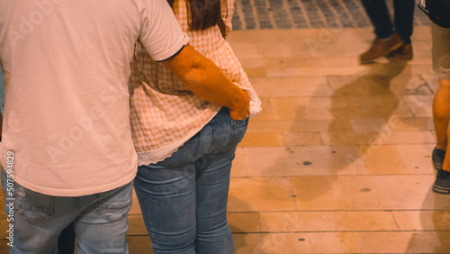 Gesto de cariño y amor en una pareja colocando  su mano dentro del bolsillo trasero del pantalón vaquero photo