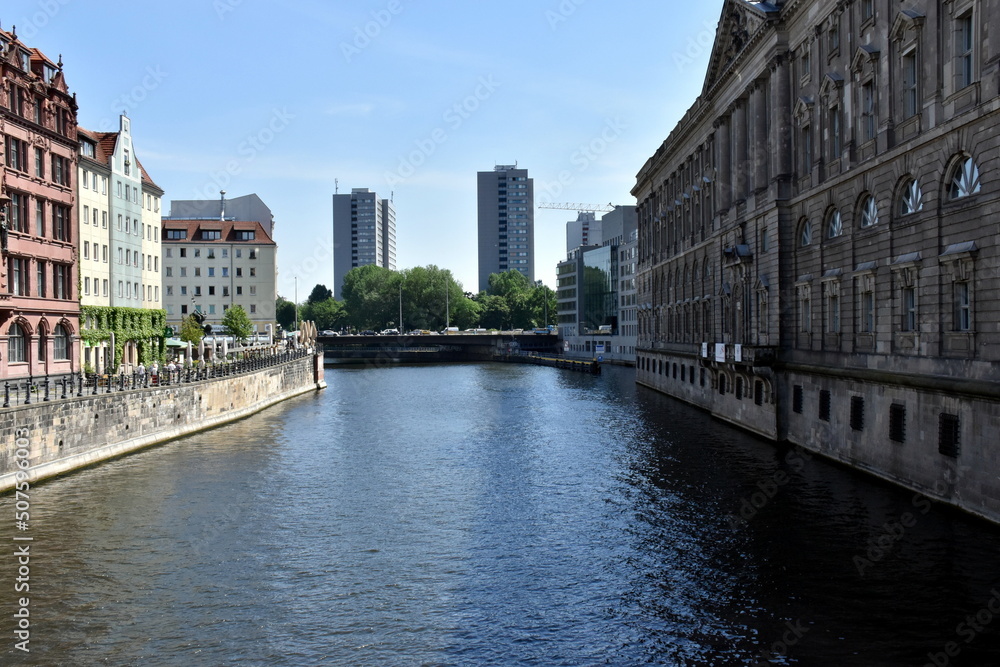 Häuser an der Spree in Berlin
