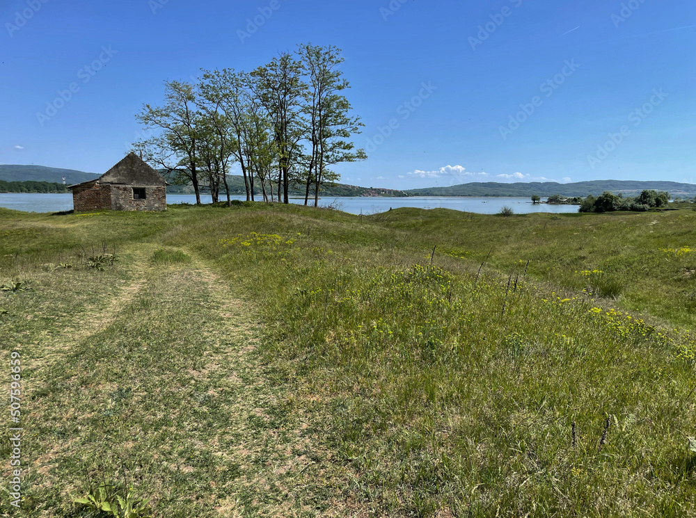 Alte Hütte mit Baumgruppe am Ufer der Donau in den Dünen der Banater Sandwüste, Vojvodina, Serbien Alte Hütte mit Baumgruppe am Ufer der Donau in den Dünen der Banater Sandwüste, Vojvodina, Serbien