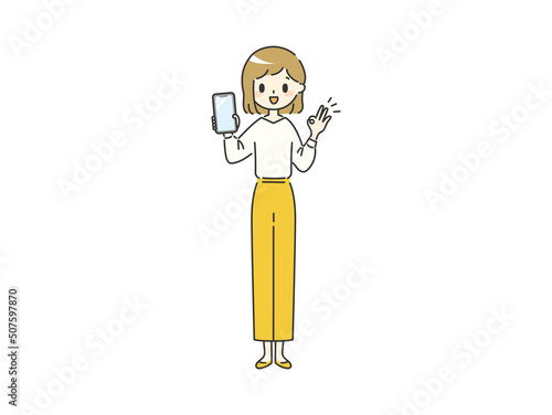 スマホを持ってOKポーズをする女性【イエロー】【全身】