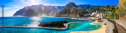 Foto Scenic Madeira island, natural swimming pools of charming Porto da Cruz village