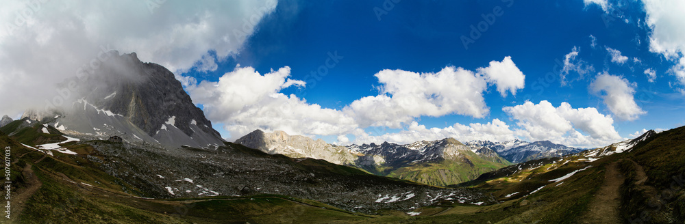 Obraz premium Big panorama of swiss mountains in Prättigau with Crascana Hütte
