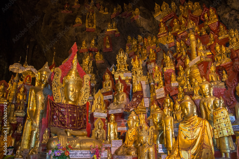 Fototapeta premium Buddha Images in Pindaya Cave - Pindaya - Myanmar
