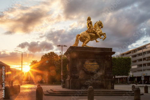 Goldener Reiter zur goldene Stunde