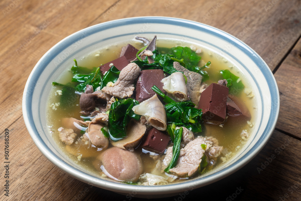 Pork blood jelly soup with gourd leaves and pork innards.
It has properties to nourish the body, extinguish hot toxins, neutralize toxins, nourish the eyes. Pork blood jelly soup with gourd leaves and pork innards.
It has properties to nourish the body, extinguish hot toxins, neutralize toxins, nourish the eyes.