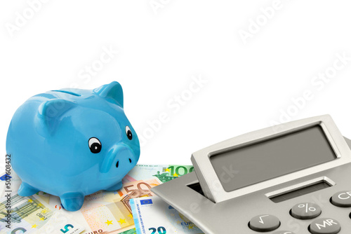 Euro Geldscheine mit Sparschwein und Rechner auf weissem Hintergrund