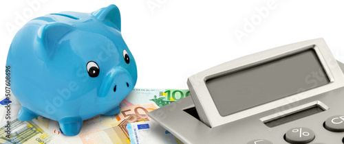 Euro Geldscheine mit Sparschwein und Rechner auf weissem Hintergrund