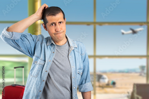 Φωτογραφία Man at airport confuse and wonder about question