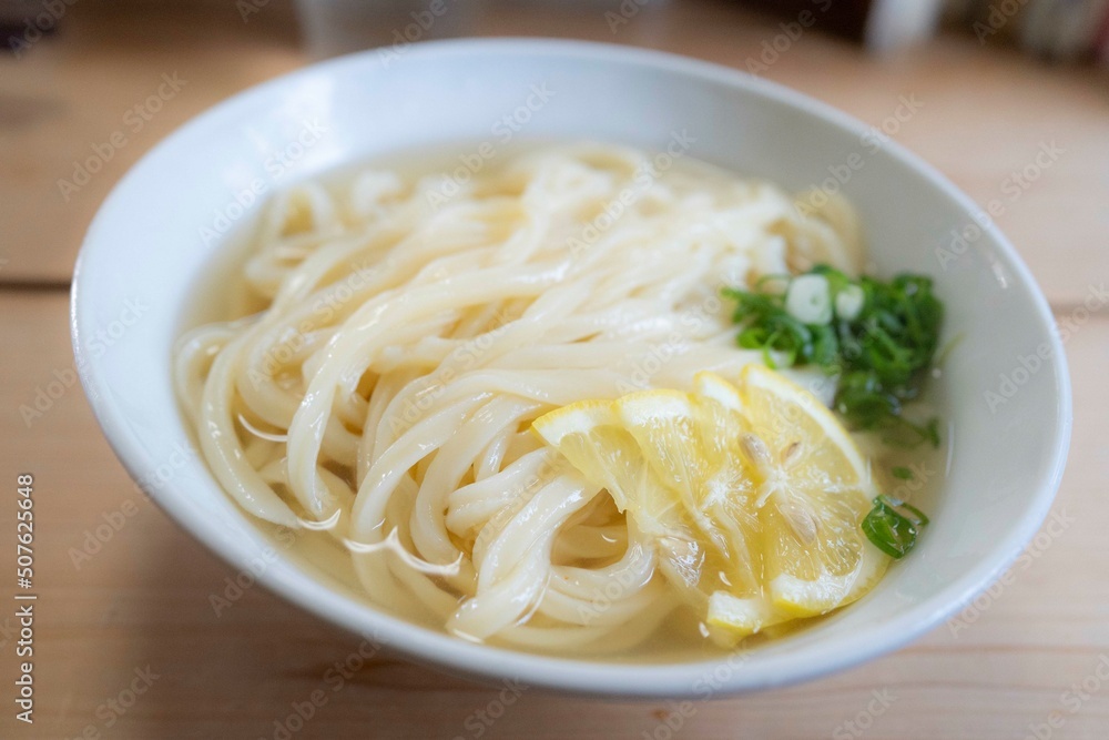つやつやの手打ちさぬきうどん 冷やしぶっかけ つやつやの手打ちさぬきうどん 冷やしぶっかけ