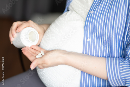 Tableau sur toile pregnant woman with pills, vitamins, medicines, health and medicine, a woman wit