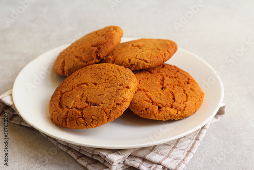 Ginger snaps     spicy cookies