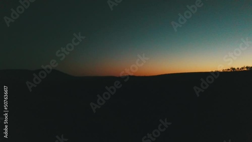 Wallpaper Mural Lever de soleil face aux arbres Torontodigital.ca