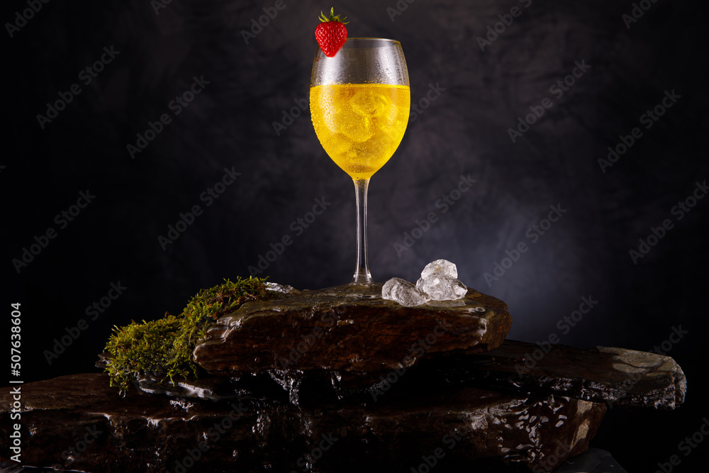 Weincocktail im Glas auf Schieferstein mit Moss und Wasserfall fotografiert - obrazy, fototapety, plakaty 