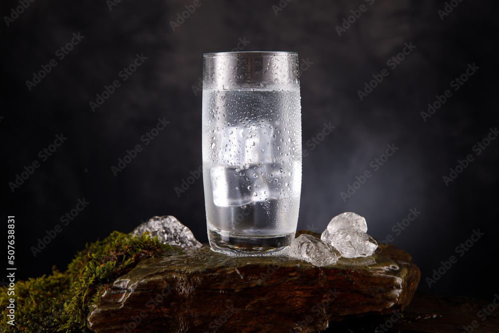 Wasserglas mit künstlichen Wasserfall mit Moos auf Schiefergestein
