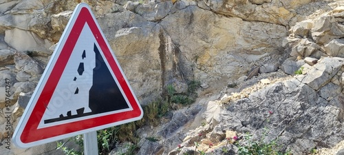 sign on a road
Panneau chutes de pierres 