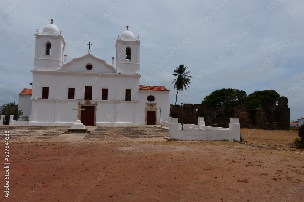 The facade of the Church of Nossa Senhora do Carmo and the ruins of the Convento do Carmo are part of the architectural heritage of the city of Alcântara, in Maranhão.