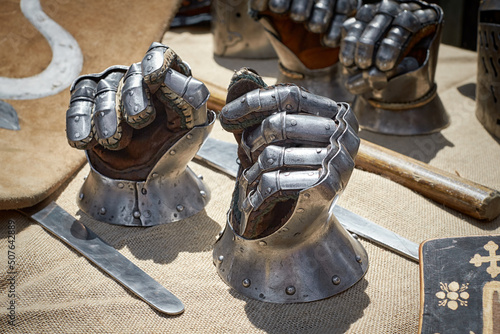 Εκτύπωση καμβά Closeup of steel vintage knight gloves.