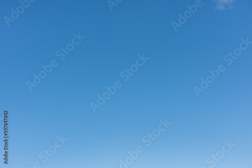 Céu azul com dia limpo com nuvens esparsas.
