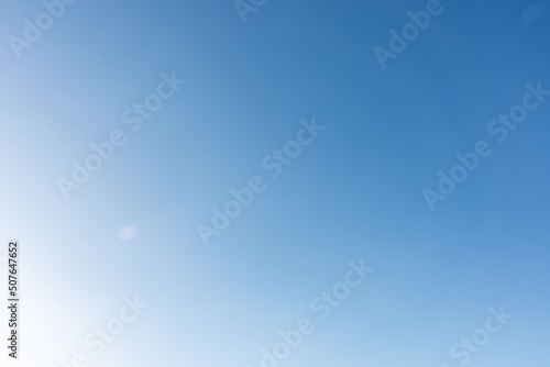 Céu azul com dia limpo com nuvens esparsas.