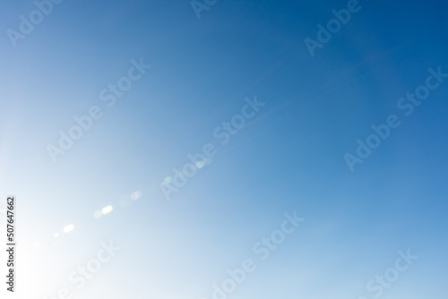 Céu azul com dia limpo com nuvens esparsas. photo
