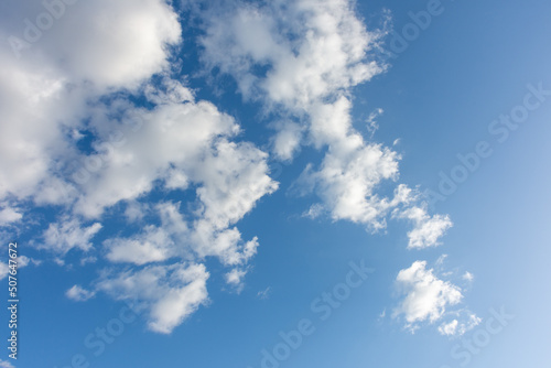Céu azul com dia limpo com nuvens esparsas.