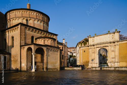 Canvastavla Padua, Piazza Duomo with the medieval baptistery and the Arco Vallaresso