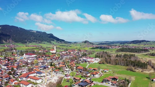 Drohnenvideo über Pfronten im Allgäu bei schönem Wetter 