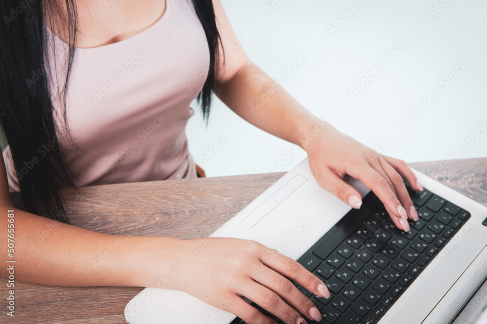 Naklejka premium young woman typing on the keyboard