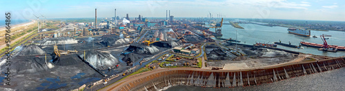 Fotografía Aeria panorama from industry in IJmuiden in the Netherlands