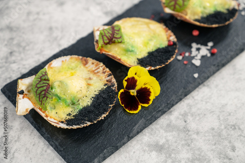 Delicacy roasted scallops w...