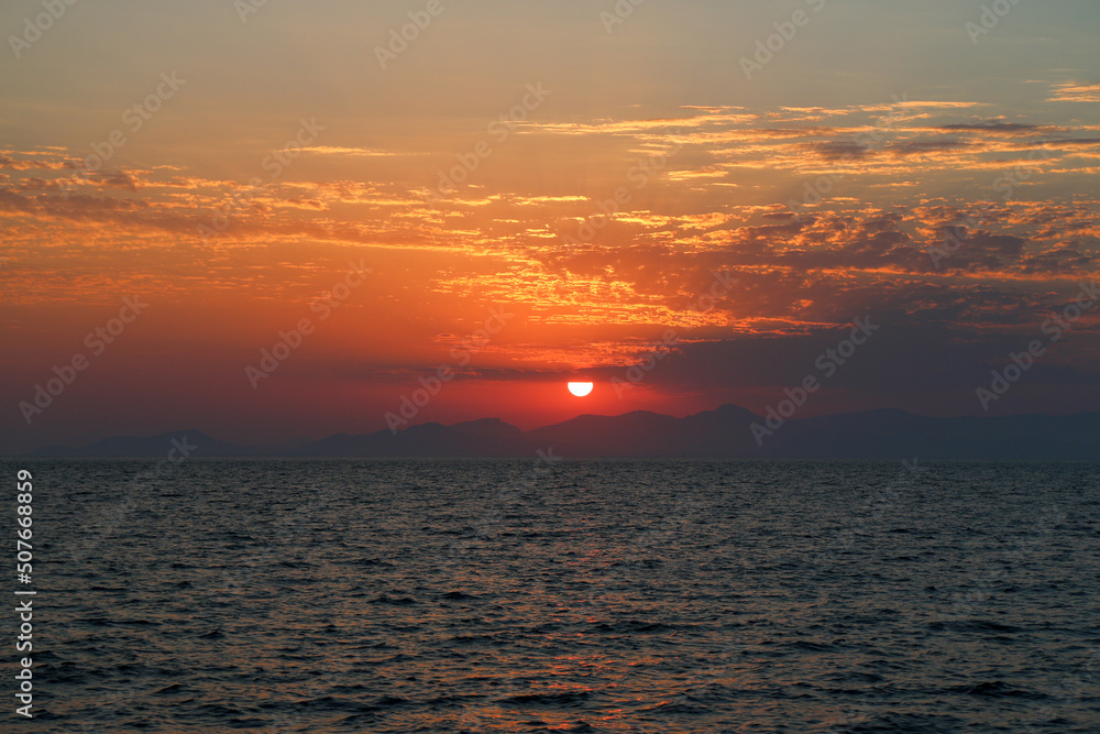 Fototapeta premium vue sur la mer avec coucher de soleil, vu sur l'horizon