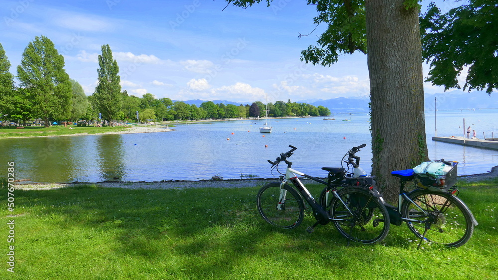 zwei Fahrräder am Bodensee-Radweg bei Wasserburg Stock Photo | Adobe Stock