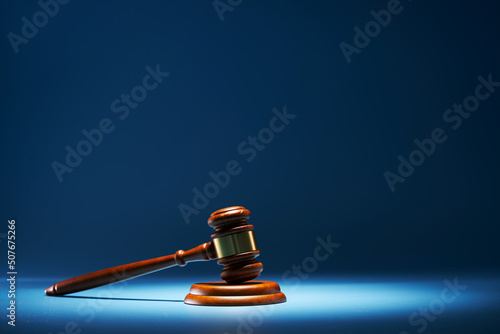 Tableau sur toile gavel hammer against blue background