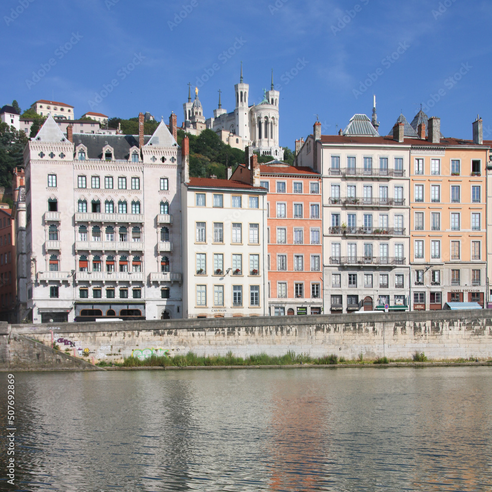vue sur Le Vieux Lyon et la colline de Fourvière au bord de Saône vue sur Le Vieux Lyon et la colline de Fourvière au bord de Saône