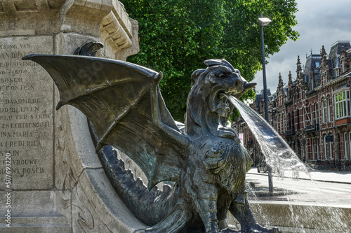 Drache eines historischen Brunnens am Bahnhof von s’Hertogenbosch photo