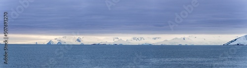 Antarktis Expedition - traumhafte Panoramalandschaft im Vulkankrater von Deception Island - Whalers Bay (Süd-Shetlandinseln)