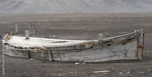 altes verlassenes Ruderboot / Walfänger Boot auf auf Deception Island - Whalers Bay (Süd-Shetlandinseln) Antarktis photo