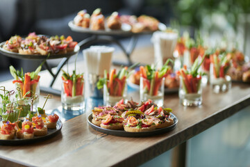 Papier peint photo Restaurant Petits sandwichs élégants buffet traiteur  © Alenka