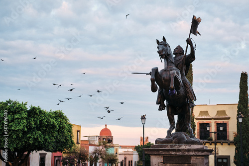 Calles coloniales del Centro Histórico de la Ciudad de Queretaro con estatua de apóstol santiago